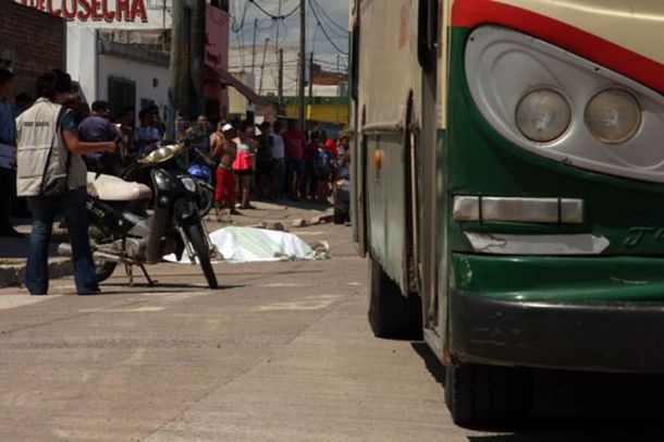 Un joven de 15 años murió aplastado por un colectivo