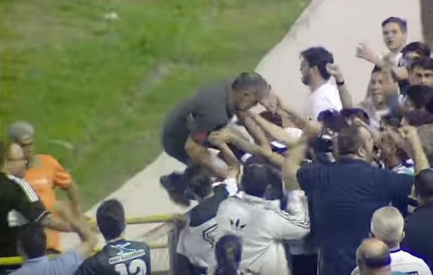 Lo expulsaron y miró el partido con la hinchada