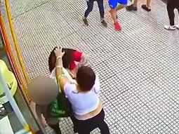 La agresora reaccionó con furia contra la joven empleada, hija de la dueña del local