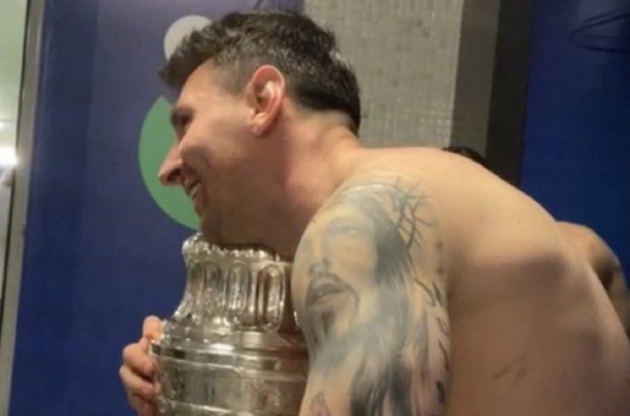 Que de la mano...: el festejo de Lionel Messi en la intimidad del vestuario