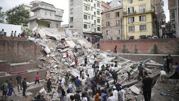 terremoto en nepal: ya son mas de 1.800 los muertos y 4.600 heridos terremoto en nepal: ya son mas de 1.800 los muertos y 4.600 heridos