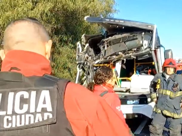 Tremendo choque entre un colectivo y un camión en colectora de la avenida General Paz dejó casi 50 heridos