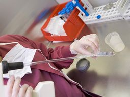 Inédito: no gestó al bebé ni puso sus óvulos, pero la reconocen como madre