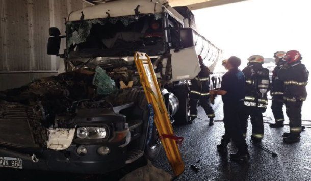Brutal choque en Puerto Madero entre dos camiones: un conductor quedó atrapado