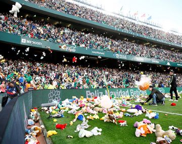VIDEO: Lluvia de peluches durante un partido en España