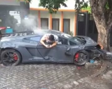 Chocó su Lamborghini y habló por celu