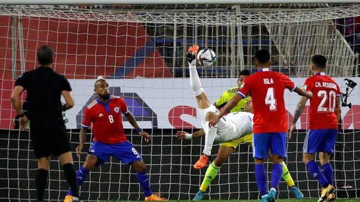 El golazo de chilena de Luis Suárez que terminó de hundir a Chile