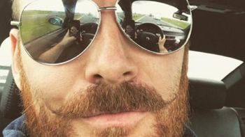 Pete Hemsley posteando esta selfie que lo puede complicar Pete Hemsley posteando esta selfie que lo puede complicar