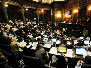 Ciudad: la Legislatura debate la instalación de bares en plazas y una nueva toma de deuda