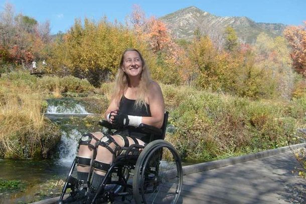 Una mujer busca que la operen para quedar parapléjica