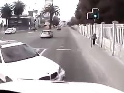 De película: así se salvó tras violento choque