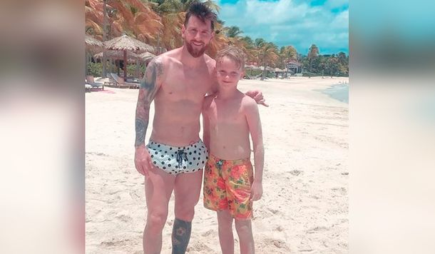 Messi se vistió de terrenal y jugó al fútbol con nenes en la playa