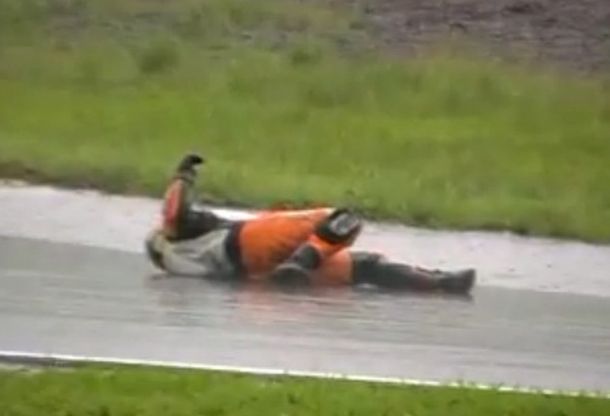 Un motociclista fingió un golpe para no perder una carrera