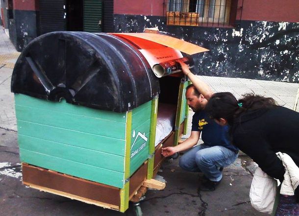 Crean refugios de emergencia con materiales reciclables para gente en situación de calle