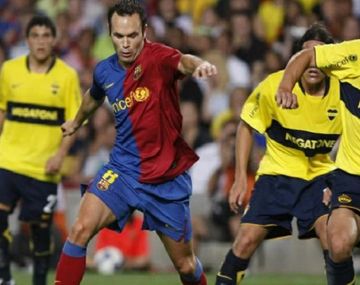 Iniesta marcado por Facundo Roncaglia en el trofeo 2008