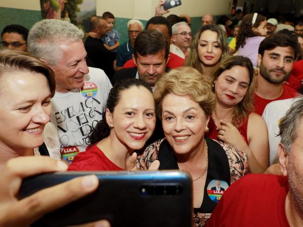 Elecciones en Brasil: Votó Dilma Rousseff y se mostró confiada en que ganará Lula