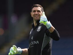 el gigante ingles que quiere al dibu martinez para reemplazar a una leyenda el gigante ingles que quiere al dibu martinez para reemplazar a una leyenda