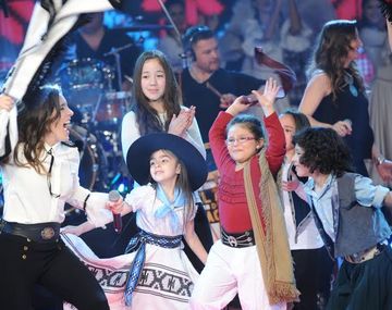Soledad Pastorutti cantó en ShowMatch rodeada de pequeños talentos