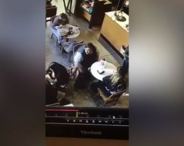 El hombre se llevó la mochila de una mujer y la cámara de seguridad lo capturaron