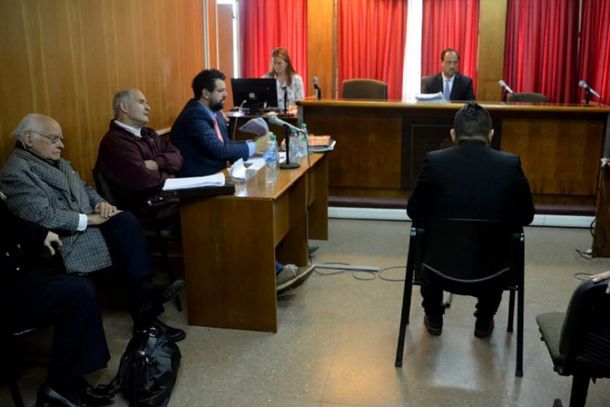 Encerró en una jaula a su hijo autista y a su esposa: le dieron 14 años de prisión