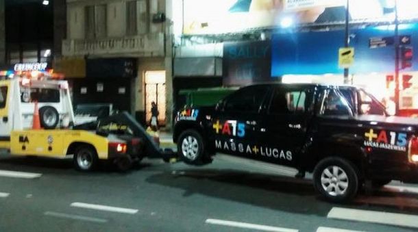 Una grúa de la Ciudad acarreó a una camioneta del Frente Renovador
