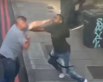 Terrible pelea callejera en Inglaterra entre un camionero y un conductor que hacía malas maniobras