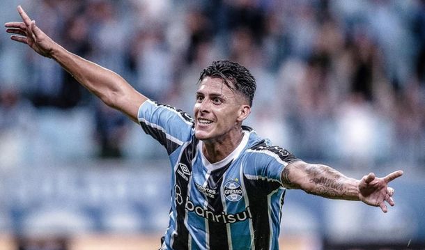 Cristian Pavón sorprende como lateral en Gremio y lo compararon con una leyenda de Brasil