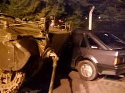 insolito: un tanque de guerra embistio un auto tras el desfile por el dia del ejercito insolito: un tanque de guerra embistio un auto tras el desfile por el dia del ejercito