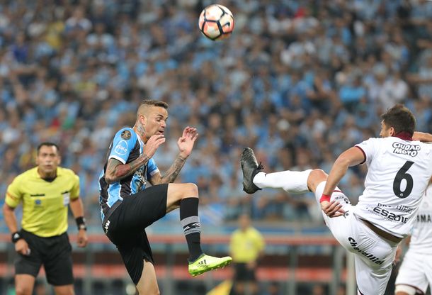 ¿Juega escritorio? Gremio reclamará ante Conmebol por el arbitraje de la ida ante Lanús