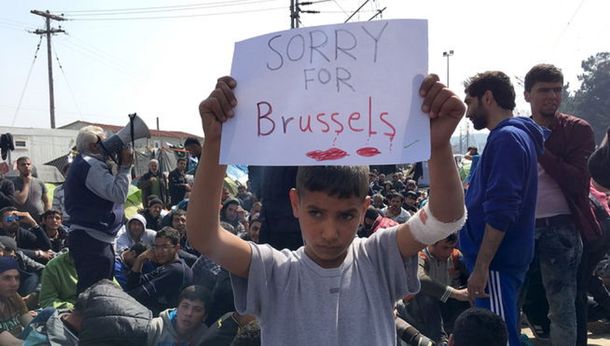 La imagen que conmueve al mundo: un niño pide perdón por Bruselas