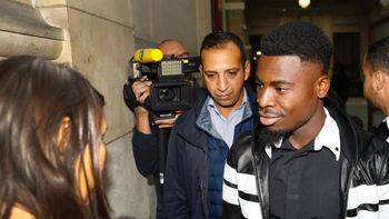 la policia no dejo ingresar a serge aurier al reino unido la policia no dejo ingresar a serge aurier al reino unido
