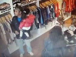VIDEO: Descubren a un mechero que roba con una nena a upa