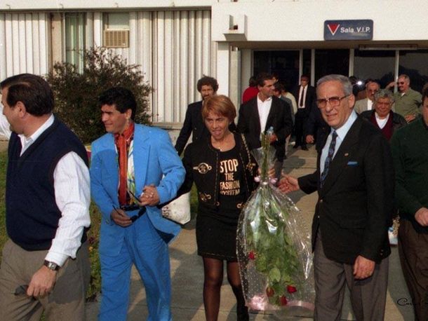 Publican fotos inéditas de la llegada de Maradona a Newells