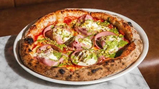 Este bodegón porteño ofrece las mejores pizzas de la ciudad. 