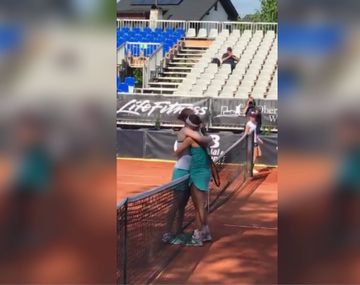 El beso de la victoria: son novias