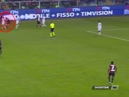 La patada de Lucas Ocampos a Dani Alves La patada de Lucas Ocampos a Dani Alves