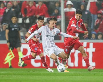 Unión goleó a Argentinos Juniors y es escolta