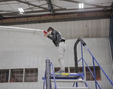 Una mujer alemana dice que está de novia hace cinco años con un avión