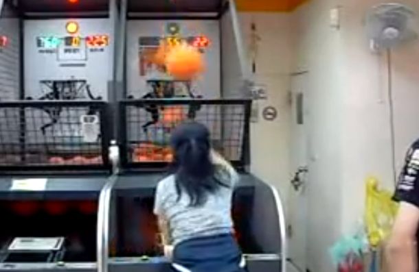 VIDEO: Una mujer demuestra tener la precisión de un jugador de NBA