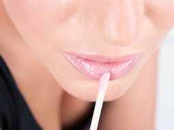 Prohiben el uso de un brillo labial