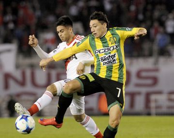 El Pity Martínez lucha por el balón con Lugüercio