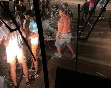 Video: feroz ataque a tiros y piedras a hinchas de Racing en Brasil