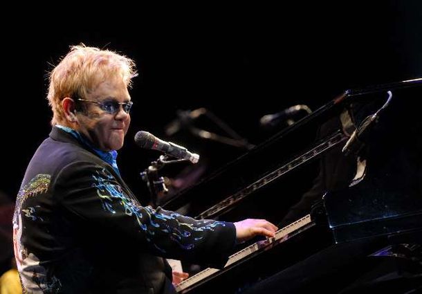 Internaron al cantante Elton John