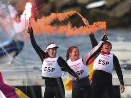 Támara Echegoyen, Sofía Toro y Ángela Pumariega celebran el oro conseguido en la clase Match Race Elliott 6 de los Juegos de Londres 2012, disputado en Weymouth, Reino Unido hoy 11 de agosto de 2012. Támara Echegoyen, Sofía Toro y Ángela Pumariega celebran el oro conseguido en la clase Match Race Elliott 6 de los Juegos de Londres 2012, disputado en Weymouth, Reino Unido hoy 11 de agosto de 2012.