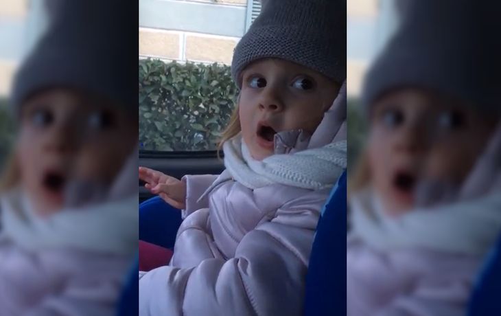 No sono piccolina: el tierno video de una nena cuando su papá la reta por pintarse las uñas