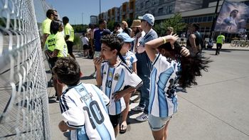 Banderazo argentino en Kansas: los hinchas ya viven la previa del debut ante Argelia Banderazo argentino en Kansas: los hinchas ya viven la previa del debut ante Argelia