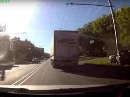 Quiso pasar entre un camión y un auto pero chocó contra un poste