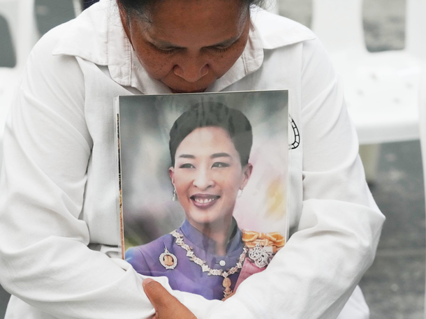 La princesa Bajrakitiyabha Mahidol, hija mayor del rey de Tailandia, Maha Vajiralongkorn, falleció este jueves a los 47 años. La princesa Bajrakitiyabha Mahidol, hija mayor del rey de Tailandia, Maha Vajiralongkorn, falleció este jueves a los 47 años.