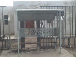 Parada de colectivos en la puerta de su casa