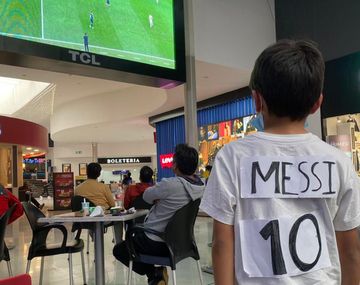 La historia del nene que hizo la camiseta de Messi con papel y que ahora cumplirá su sueño